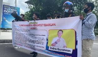 Massa AMMK Riau Bentangkan Spanduk Bergambar Indra Gunawan Eet Saat Demo di Kejati Riau